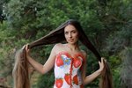 Ukrajinská dívka s vlasy dlouhými skoro dva metry čelí perverzním dotazům. Lidé k nim chtějí čichat, říká