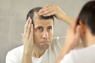 Trápí vás vypadávání vlasů? Co ho způsobuje a jak mu zabránit?