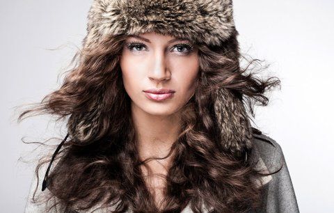Krásné vlasy i v zimě: Noste čepici a používejte masky