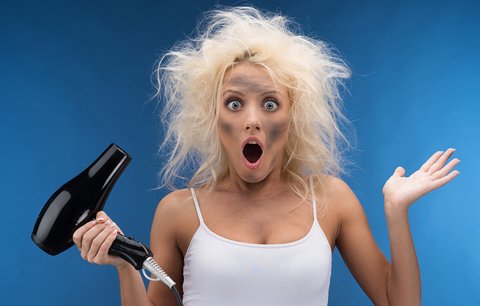 Zlozvyky, které oslabují naše vlasy: Fénování, dieta i horká voda!