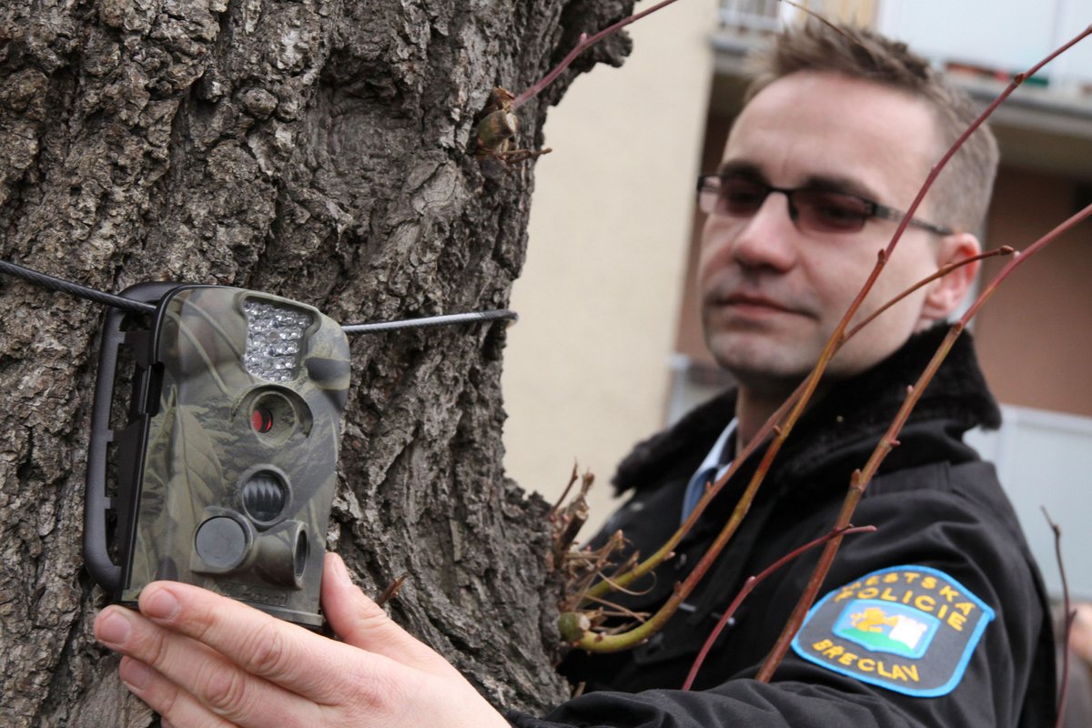 ZZástupce velitele Městské policie Břeclav Zdeněk Novák ukazuje jednu z fotopastí, které začala městská policie používat při zabezpečování veřejného pořádku na území města. Strážníci budou fotopasti umísťovat především kolem kontejnerů, černých skládek či parkovišť, kde dochází k častému poškozování majetku. ástupce velitele Městské policie Břeclav Zdeněk Novák 