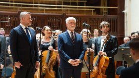 Kdo z politiků nosí symbol vlčího máku na podporu veteránů?