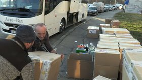 Spolek Vlčí máky poslal na Ukrajinu humanitární pomoc, do České republiky převezli uprchlíky.