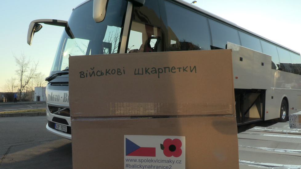 Spolek Vlčí máky poslal na Ukrajinu humanitární pomoc, do České republiky převezli uprchlíky.