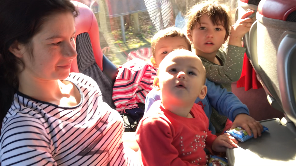 Spolek Vlčí máky poslal na Ukrajinu humanitární pomoc, do České republiky převezli uprchlíky.