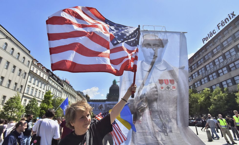 Lidé protestují proti Nočním vlkům: Posílají je domů.