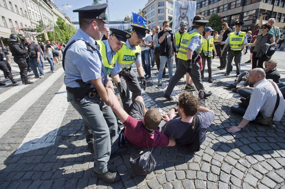 Jízdě po Václavském náměstí chtělo zastavit několik demonstrantů.