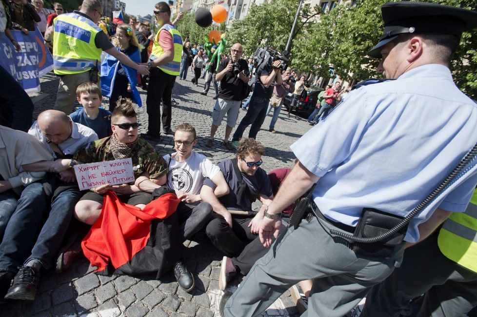 Jízdu po Václavském náměstí chtělo zastavit několik demonstrantů.