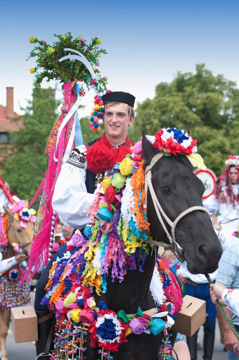 Ve Vlčnově se každoročně pořádá folklórní festival Jízda králů.