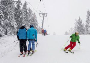 Tisíce lyžařů zaútočily na česká horská střediska, sněhu je dost.