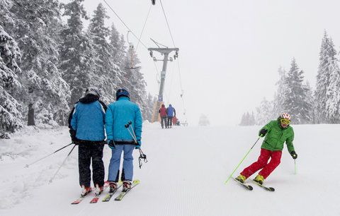 Tisíce lyžařů zaútočily na česká horská střediska. A sněhu je dost