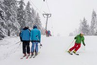 Tisíce lyžařů zaútočily na česká horská střediska. A sněhu je dost