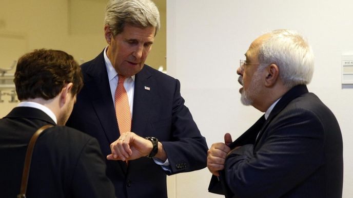 vlevo americký ministr zahraničí John Kerry, vpravo íránský ministr zahraničí Mohammad Džavád Zaríf