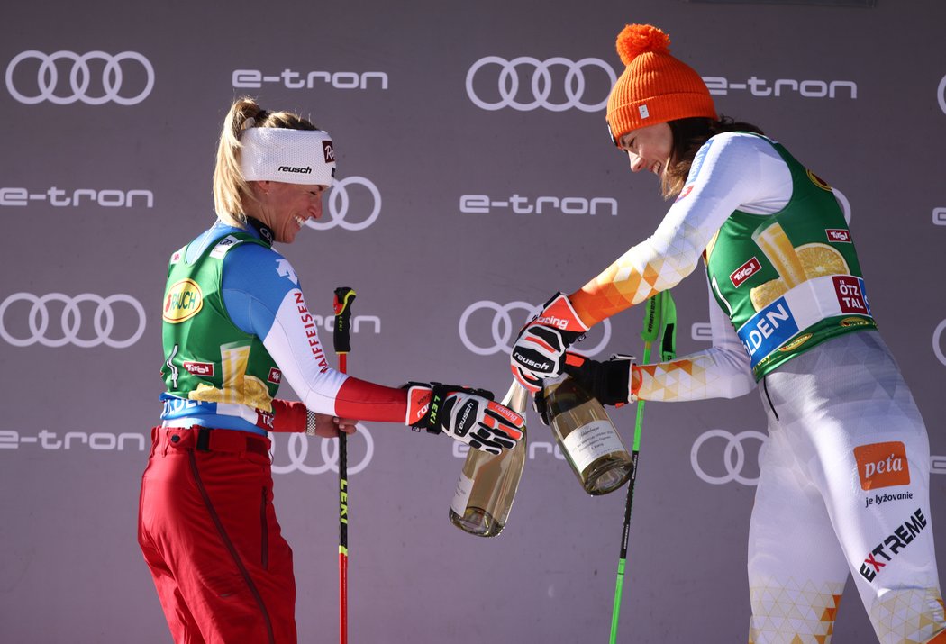 Petra Vlhová obsadila v úvodních závodech sezony 2021/22 třetí místo. Na snímku s druhou Larou Gutovou