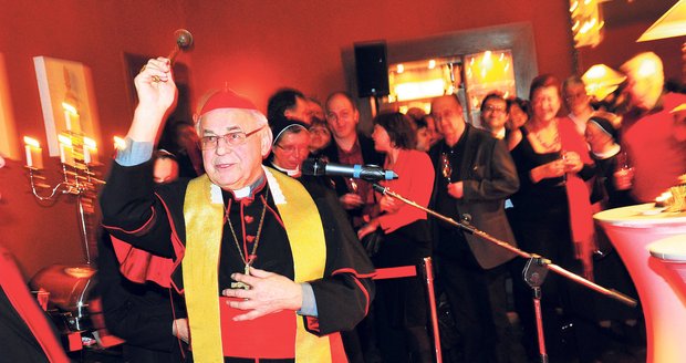 Kardinál Vlk ve vinárně
