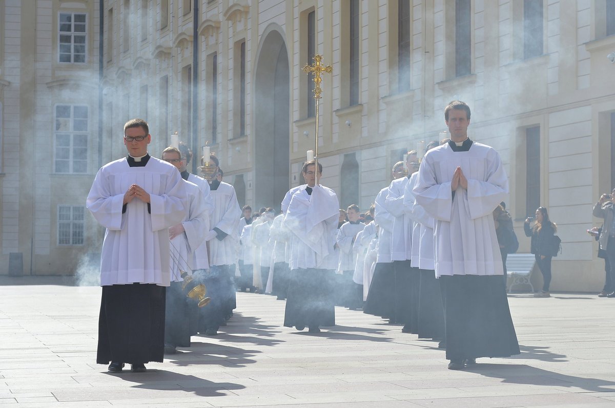 Smuteční procesí na pohřbu kardinála Vlka