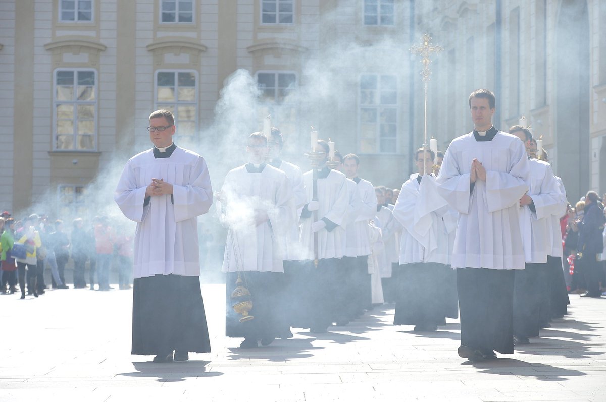 Smuteční procesí na pohřbu kardinála Vlka