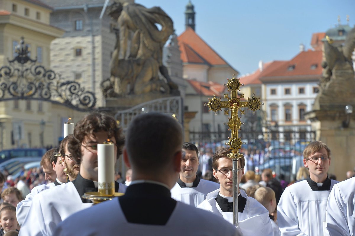 Smuteční procesí na pohřbu kardinála Vlka