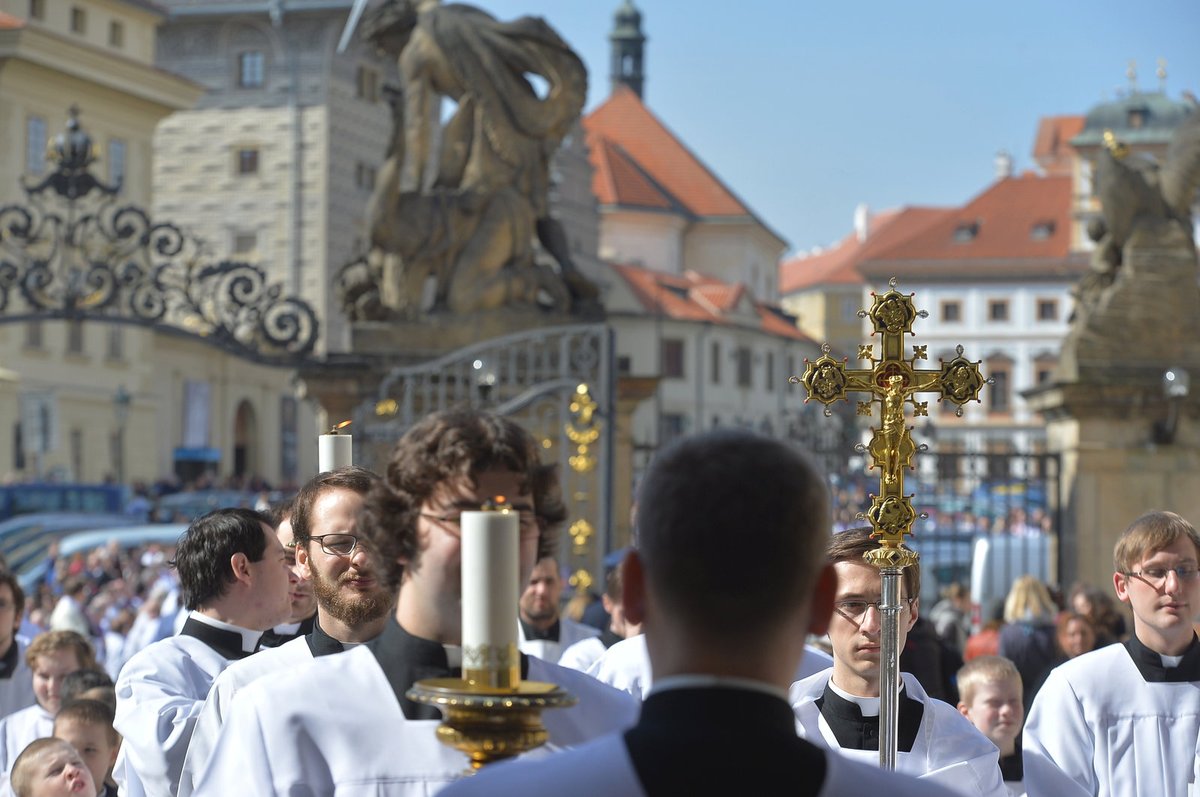 Smuteční procesí na pohřbu kardinála Vlka