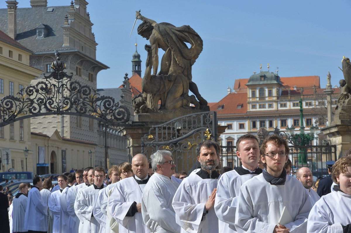 Smuteční procesí na pohřbu kardinála Vlka