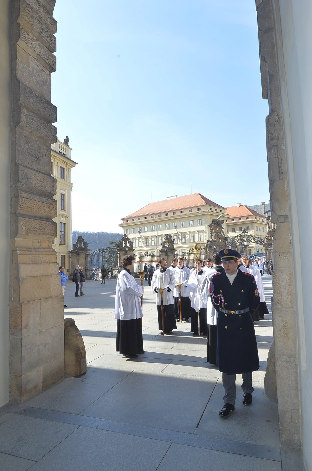 Smuteční procesí na pohřbu kardinála Vlka