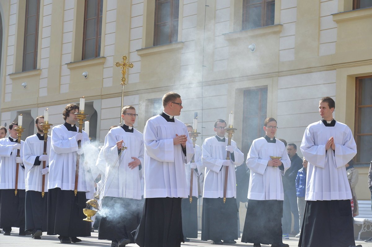 Smuteční procesí na pohřbu kardinála Vlka