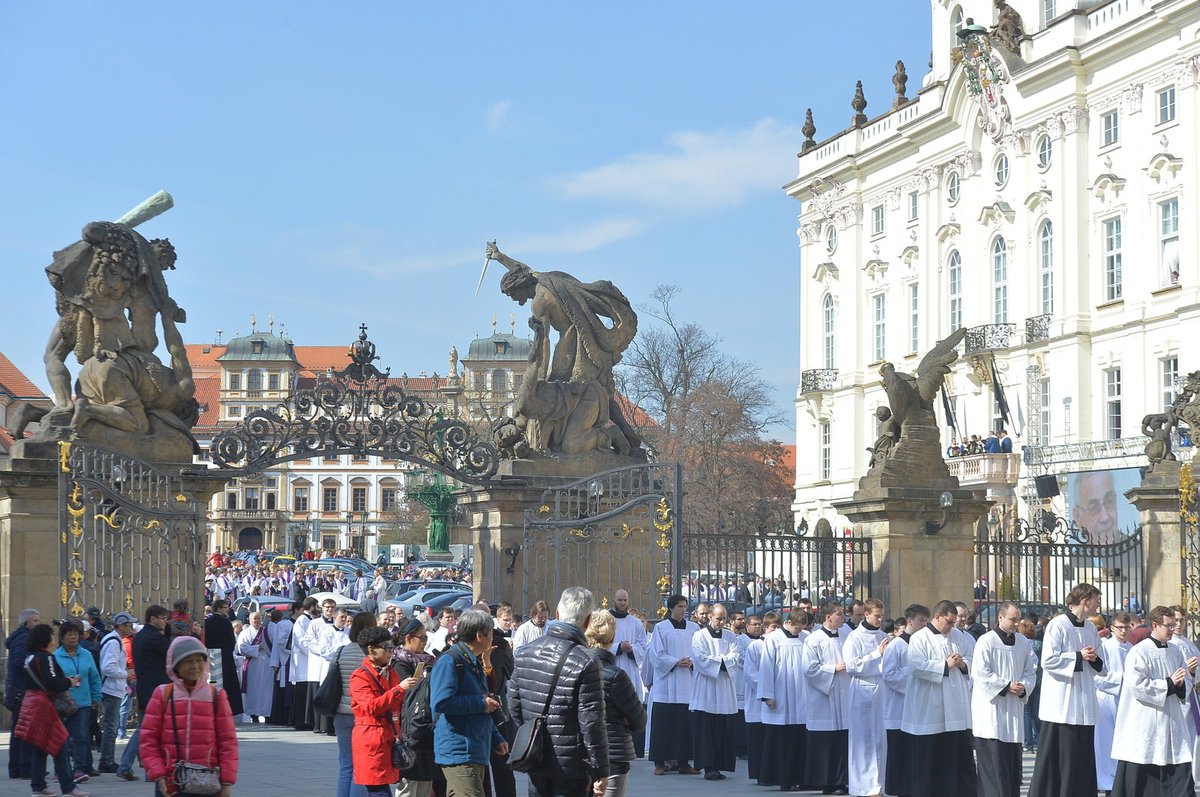 Smuteční procesí na pohřbu kardinála Vlka