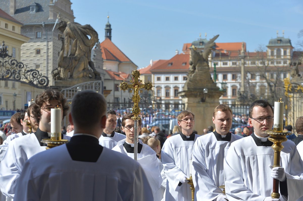 Smuteční procesí na pohřbu kardinála Vlka