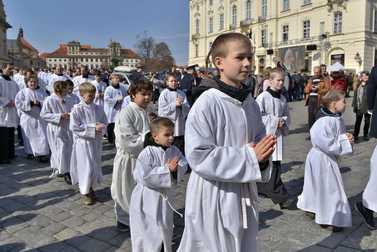 Smuteční procesí na pohřbu kardinála Vlka