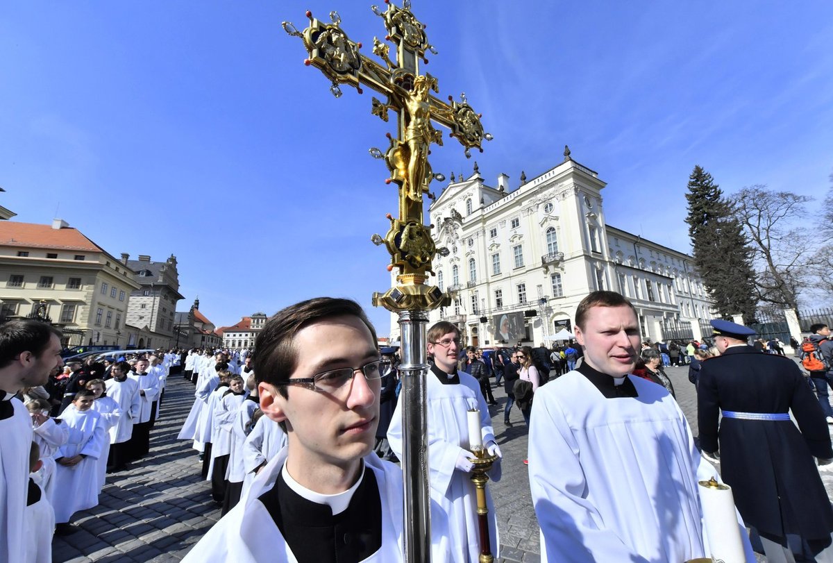 Smuteční procesí na pohřbu kardinála Vlka