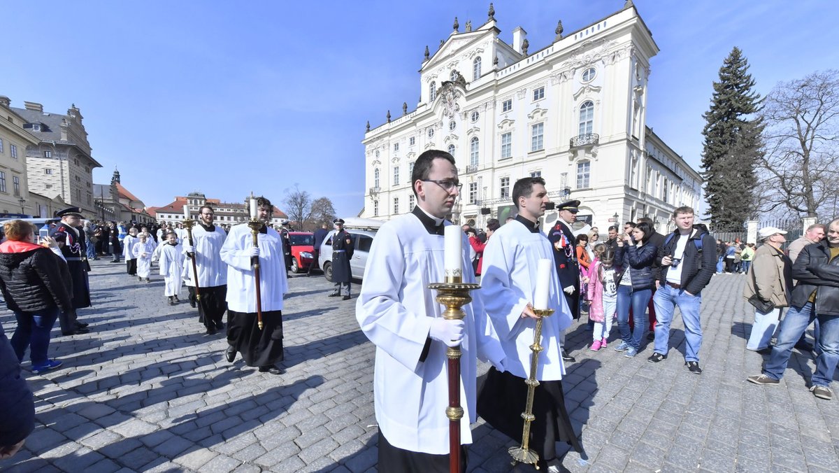 Smuteční procesí na pohřbu kardinála Vlka