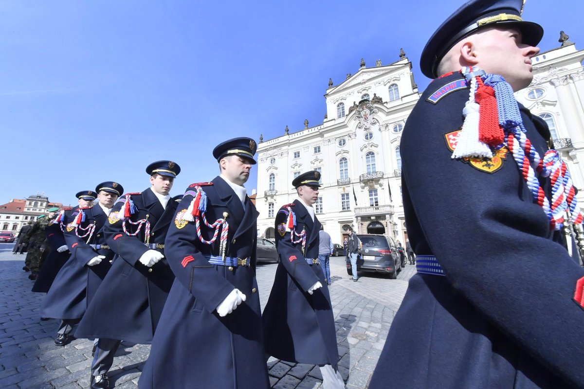 Smuteční procesí na pohřbu kardinála Vlka