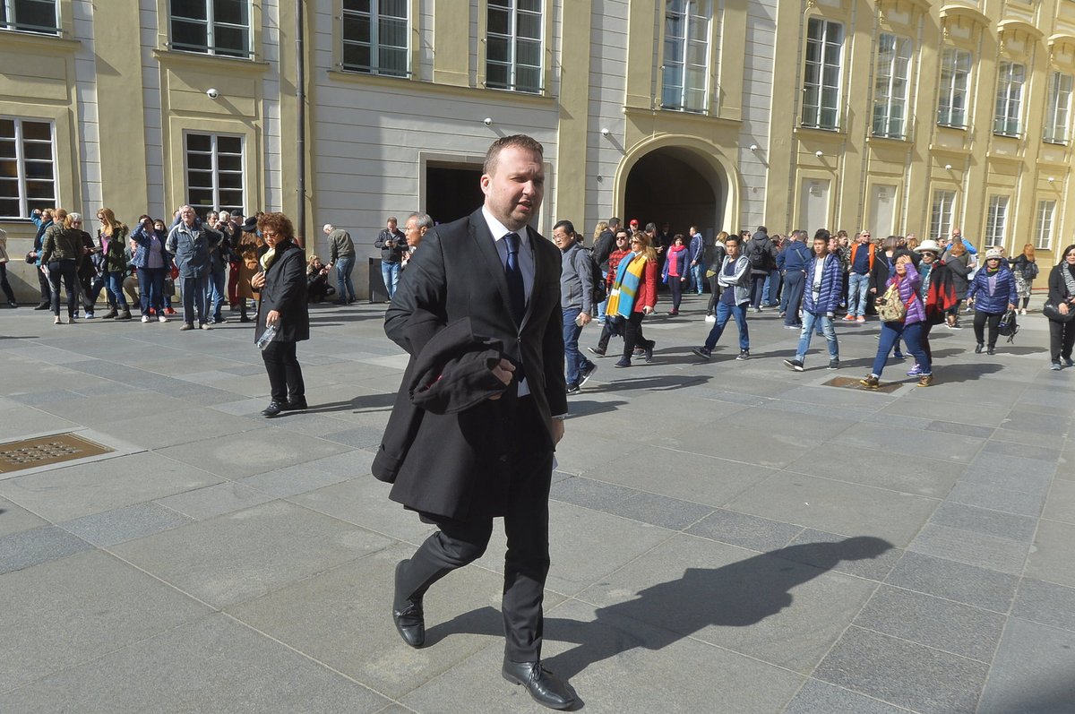 Smuteční hosté přichází na pohřeb kardinála Vlka