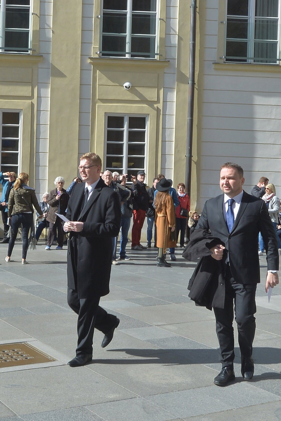 Smuteční hosté přichází na pohřeb kardinála Vlka