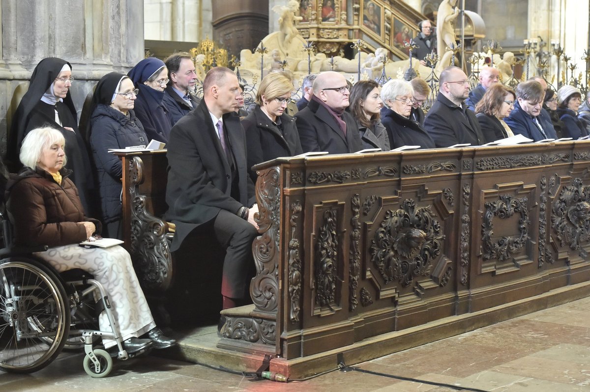 Pohřeb kardinála Miloslava Vlka, který zemřel 18. března ve věku 84 let, se uskutečnil 25. března v katedrále sv. Víta na Pražském hradě. Zádušní mši sloužil pražský arcibiskup Dominik Duka.