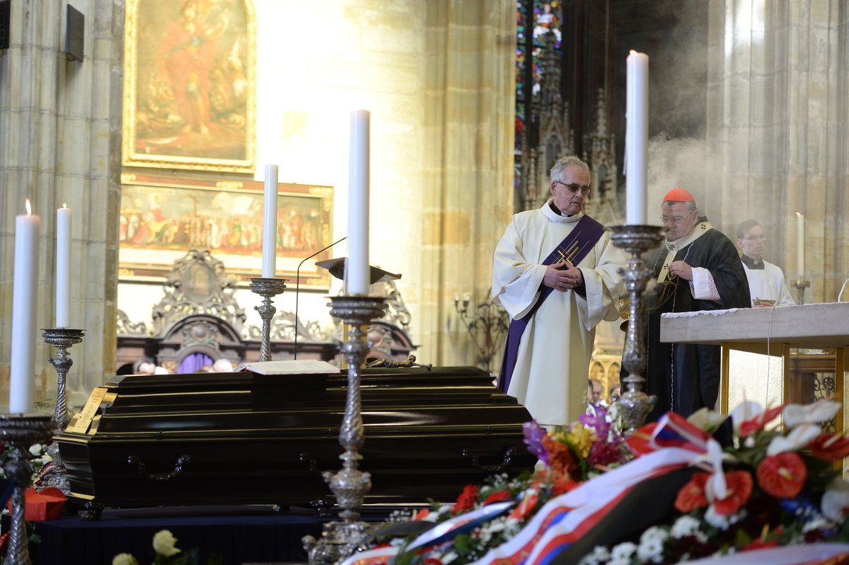 Poslední rozloučení s kardinálem Miloslavem Vlkem proběhlo v sobotu 25. března v katedrále sv. Víta v Praze