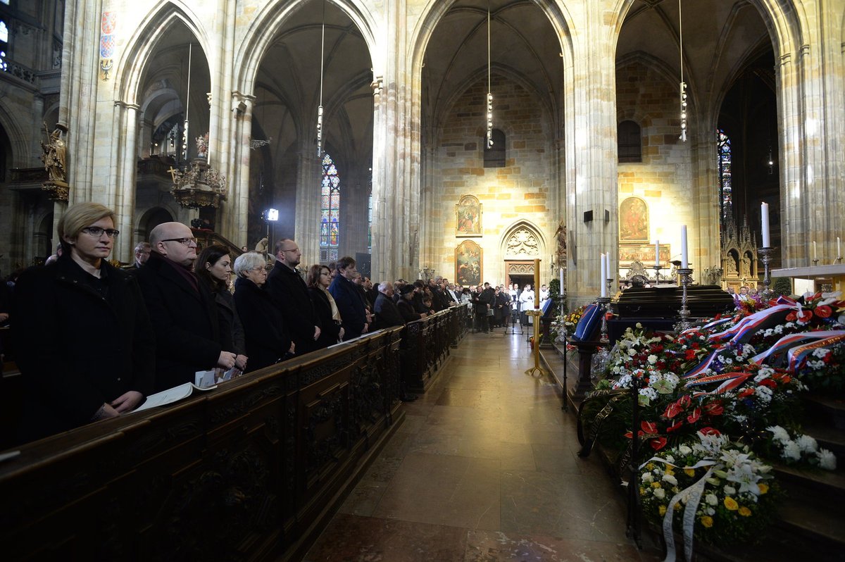 Poslední rozloučení s kardinálem Miloslavem Vlkem proběhlo v sobotu 25. března v katedrále sv. Víta v Praze