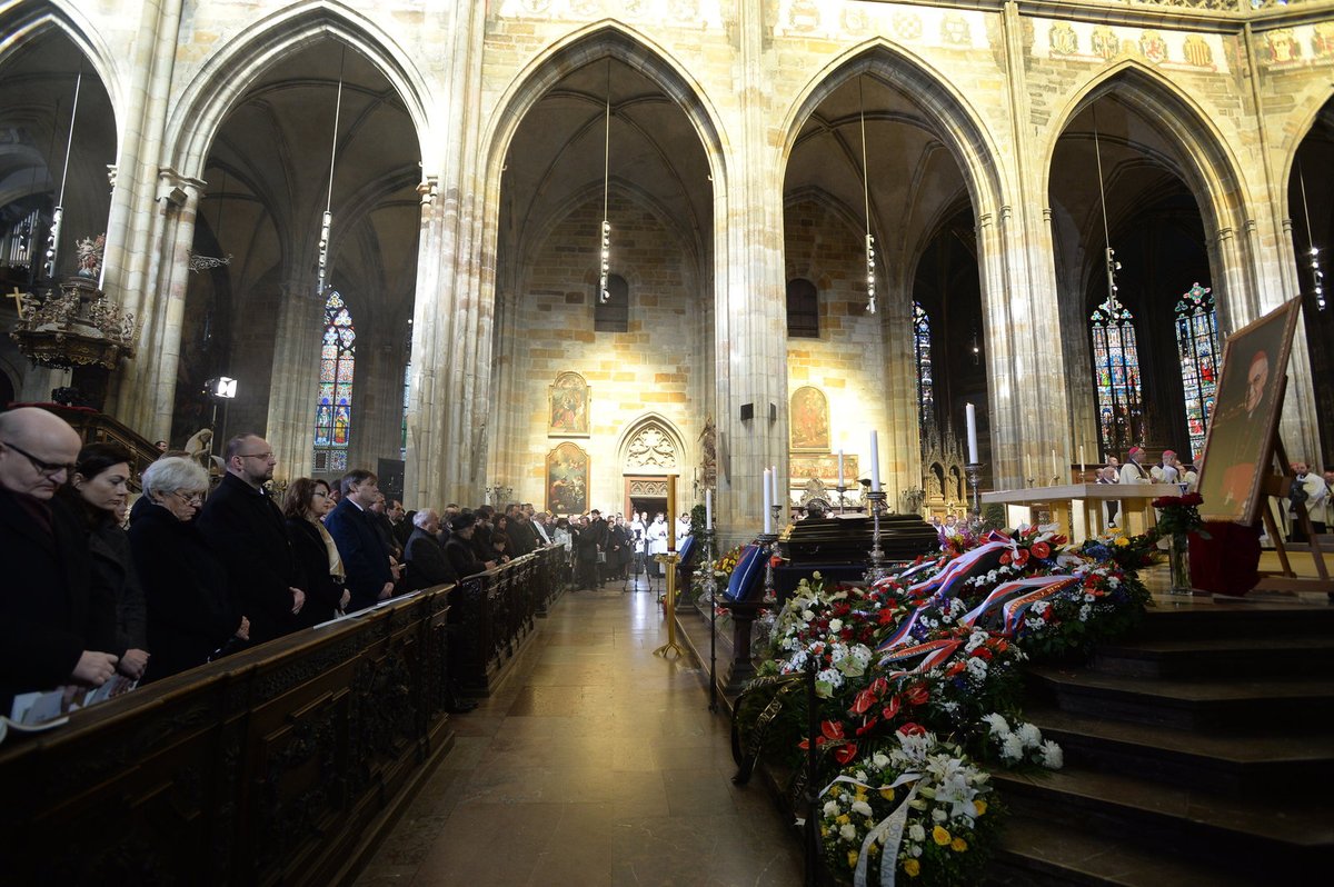 Poslední rozloučení s kardinálem Miloslavem Vlkem proběhlo v sobotu 25. března v katedrále sv. Víta v Praze