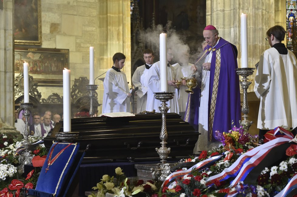 Rakev s tělem kardinála Vlka byla uložena do arcibiskupské hrobky v katedrále sv. Víta v Praze