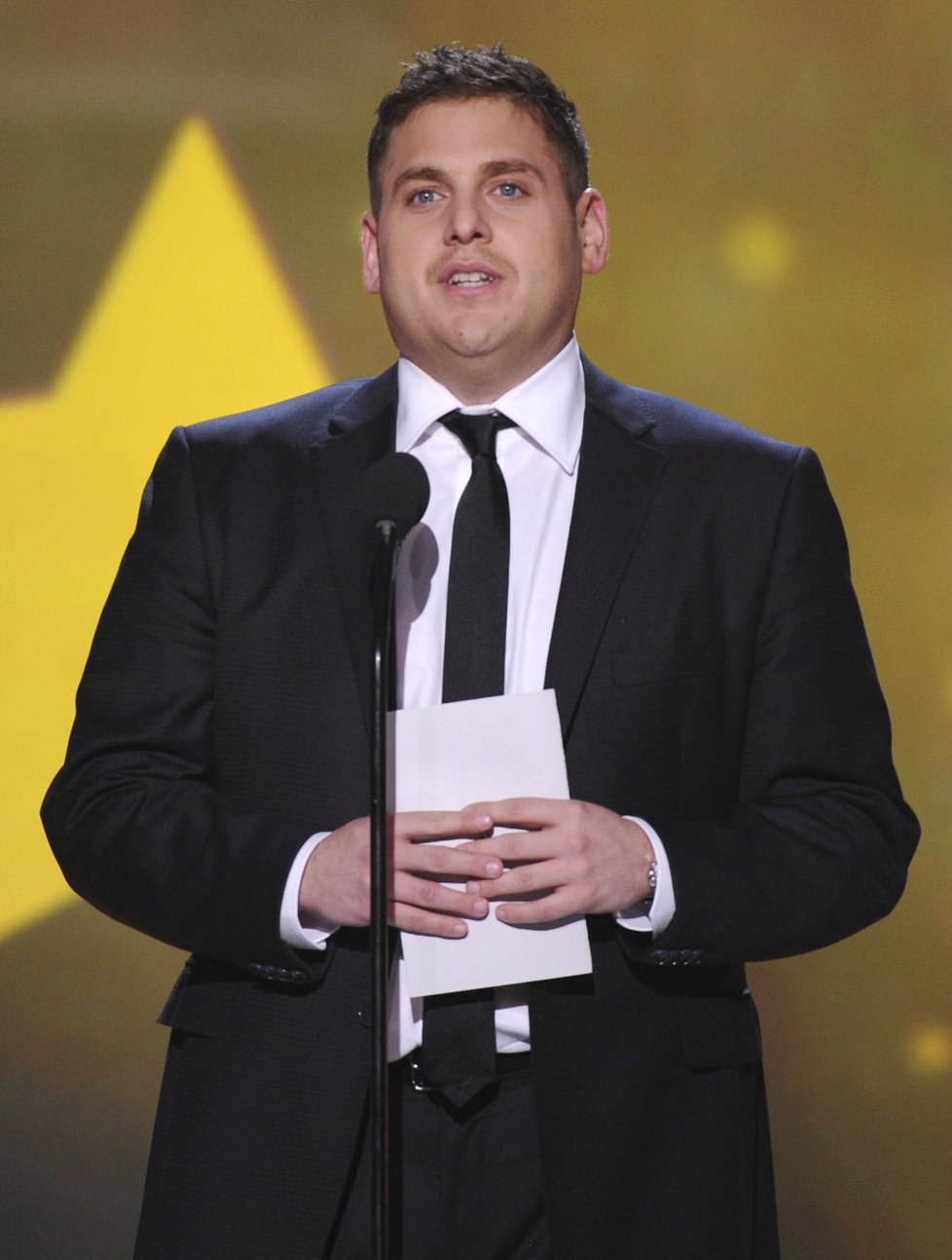 Jonah Hill na pódiu.