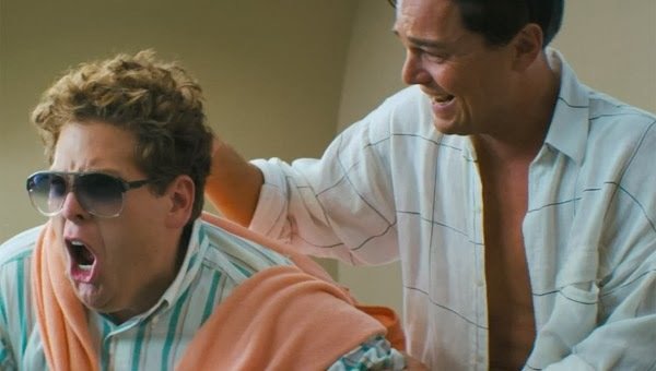 Jonah Hill a Leonardo DiCaprio ve Scorseseho filmu Vlk z Wall Streetu.