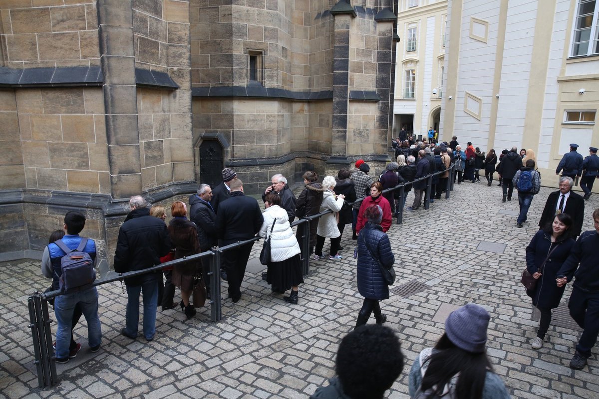 Kontroly vás zítra zpomalí: Patříte-li mezi ty, kteří by se zítra v katedrále rádi s Vlkem rozloučili, čekejte drobné potíže kvůli zvýšené starosti o bezpečnost. Na Hradě totiž budou samozřejmě platit opatření zavedená v létě a při vstupu do areálu budete muset projít kontrolou. Arcibiskupství proto urguje, abyste si dobře zkontrolovali, co máte v taškách a batozích – zejména nožíky či spreje. Katedrála se otevře v 9.45, vstupovat do ní lidé budou moci do 10.45.