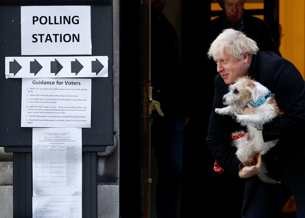 Předčasné volby v Británii, premiér Johnson dorazil k urnám se psem, (12.12.2019).