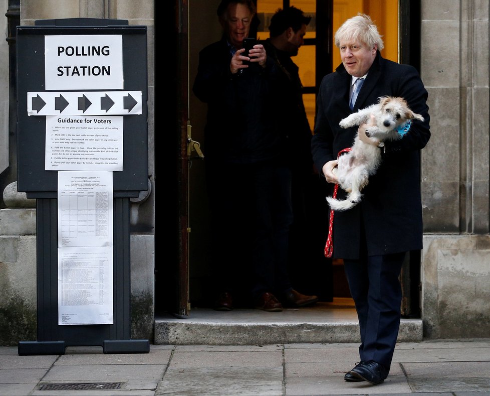 Předčasné volby v Británii, premiér Johnson dorazil k urnám se psem (12. 12. 2019).