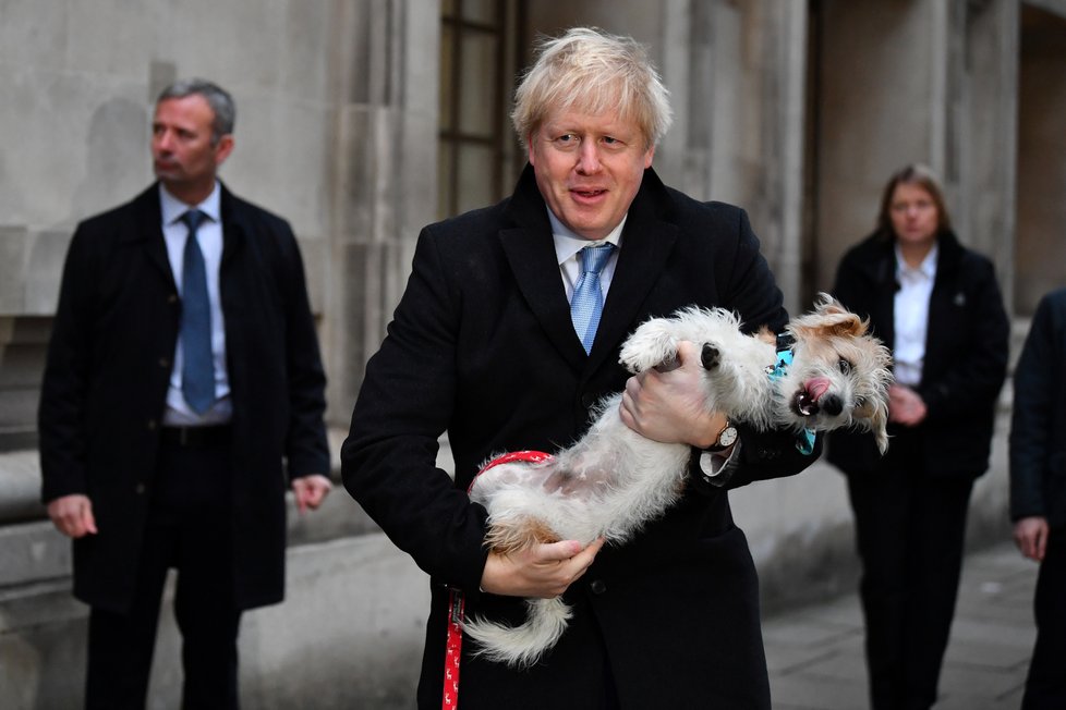 Předčasné volby v Británii, premiér Johnson dorazil k urnám se psem (12. 12. 2019).