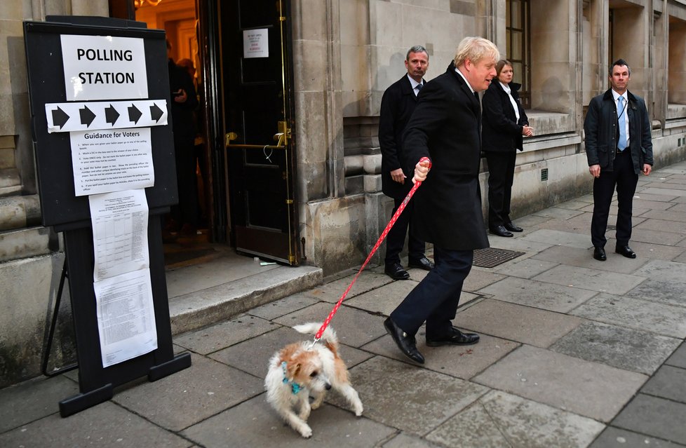 Se psem k volbám vyrazil i premiér Boris Johnson.