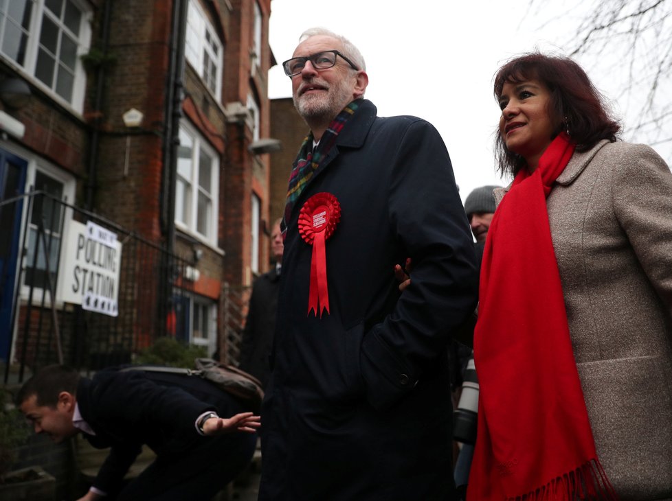 Předčasné volby v Británii, lídr opozice Jeremy Corbyn s manželkou (12. 12. 2019)