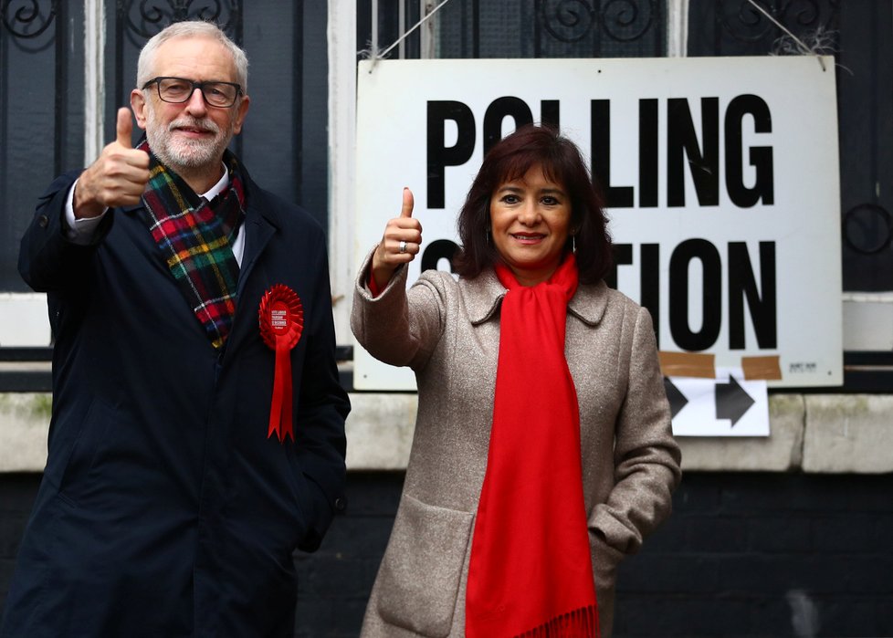 Předčasné volby v Británii, lídr opozice Jeremy Corbyn s manželkou (12. 12. 2019)