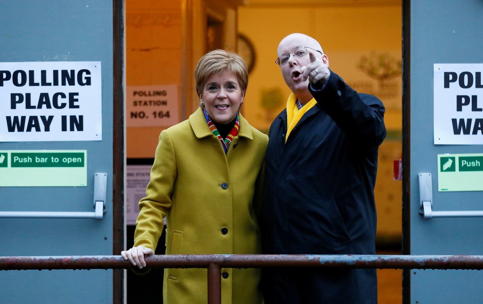 Předčasné volby v Británii, první ministryně Skotska Nicola Sturgeonová s manželem (12. 12. 2019)
