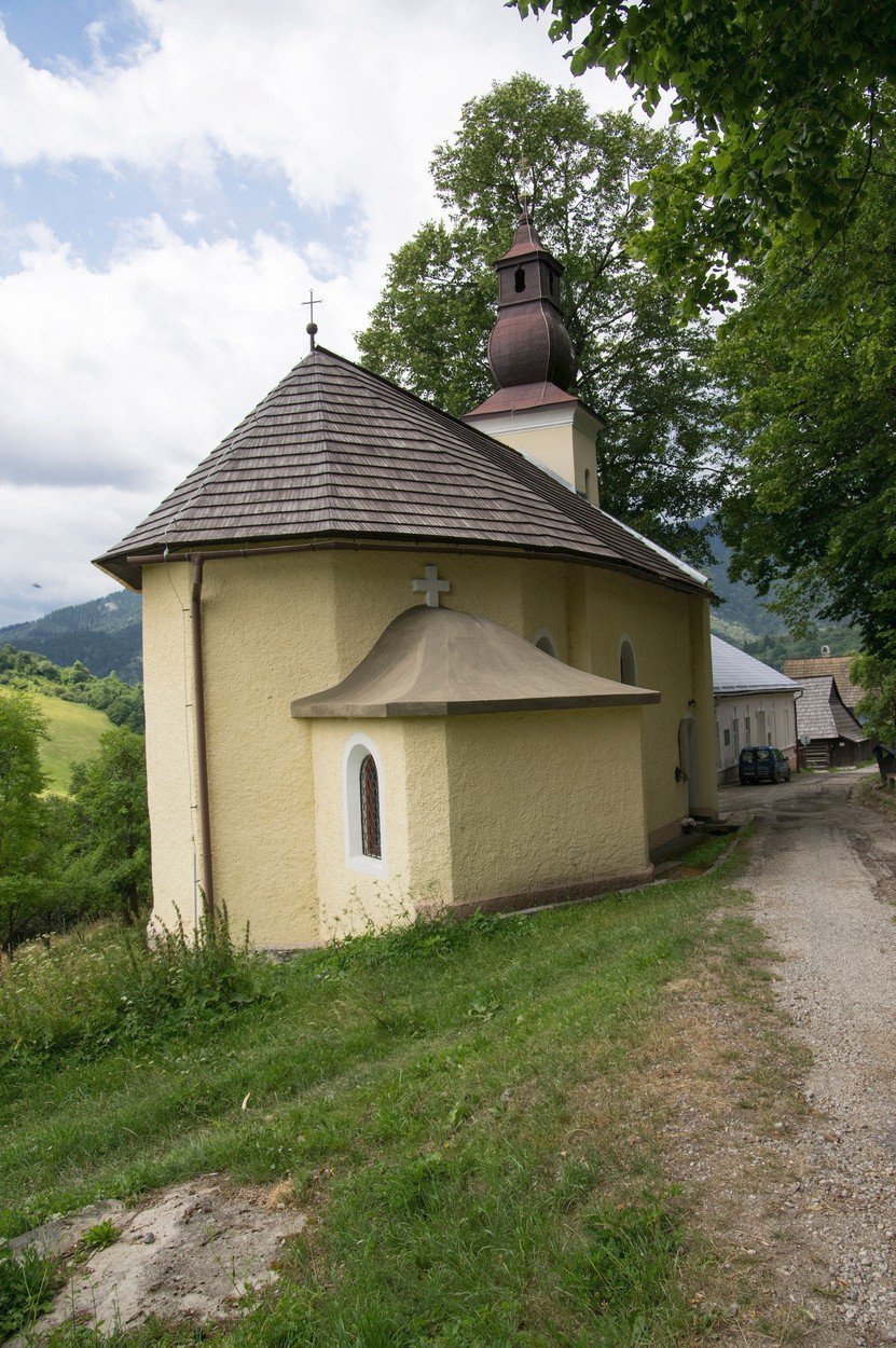 Jedinou kamennou stavbou je místní kostelík